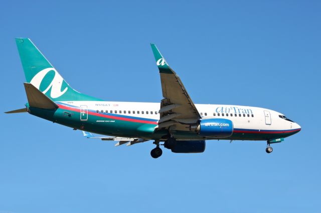 Boeing 737-700 (N176AT)