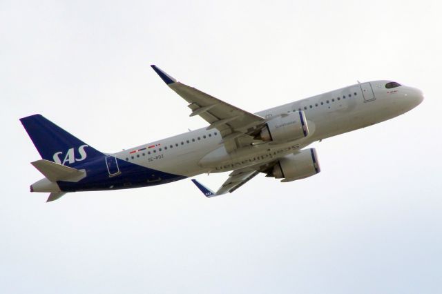 Airbus A320neo (SE-ROZ) - Airborne off rwy 27L on 9-Sep-20 operating flight SAS810 to ENGM.