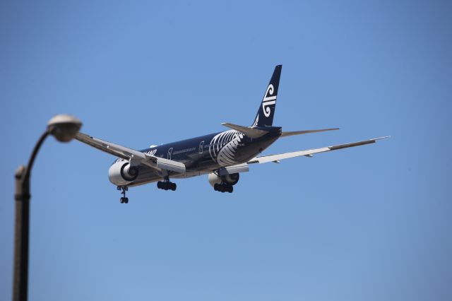 BOEING 777-300ER (ZK-OKQ)