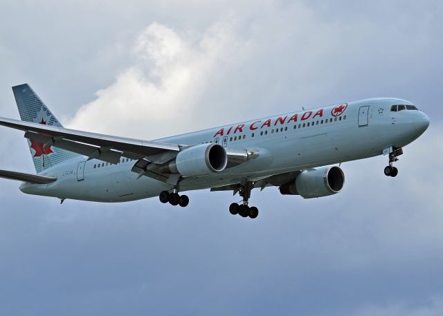 Airbus A330-300 (C-FCAB)