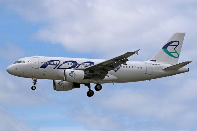 Airbus A319 (S5-AAX)