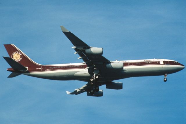 Airbus A340-200 (A7-HHK) - Final Approach to Tokyo-Haneda Intl Airport Rwy16L on 2004/06/02