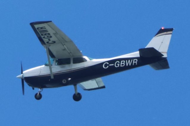 Cessna Skyhawk (C-GBWR) - C-GBWR Cessna Skyhawk 172-N Cargair Ltee Survolant la ville de Lavaltrie QC. le 16-06-2024 à 14:22
