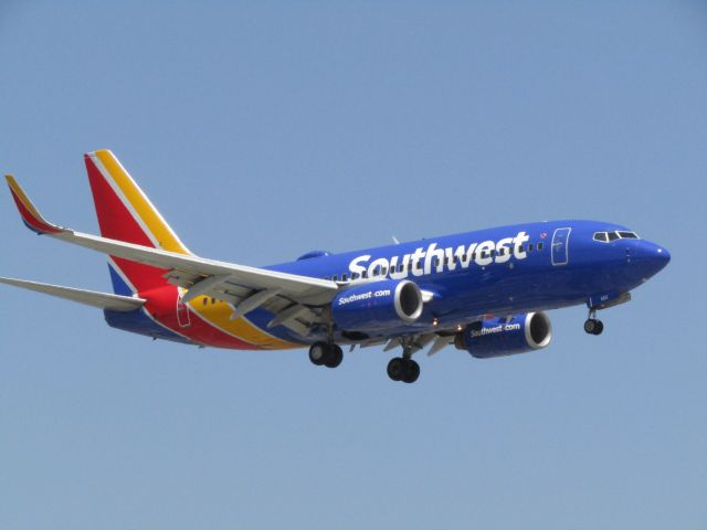 Boeing 737-700 (N453WN) - Landing RWY 20R