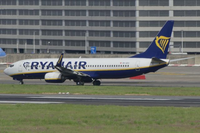 Boeing 737-700 (9H-QDU)