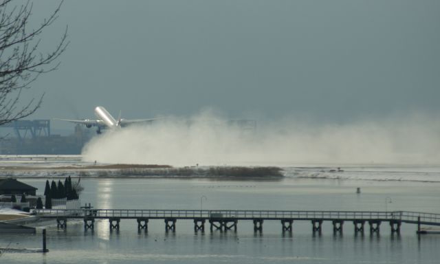 Boeing 777-200 (B-2031) - Air China take off from KBOS