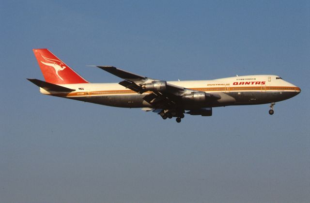 Boeing 747-200 (VH-EBN) - Final Approach to Narita Intl Airport Rwy34 on 1986/04/13