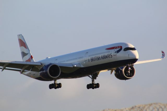 Airbus A350-1000 (G-XWBA) - A British Airways A350-1000 on final approach into LHR, Landing on runway 27R.br /br /Location: Northern Perimiter Road, Beside Runway 27R.br /Date: 20.12.22 (dd/mm/yy).