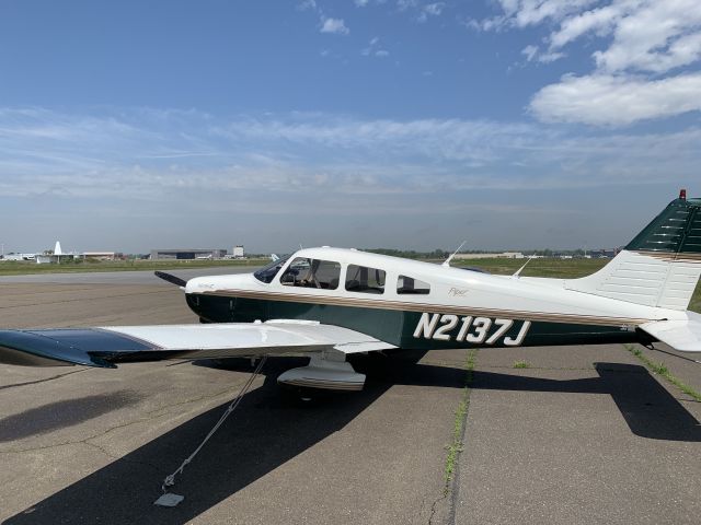 Piper Cherokee (N2137J)