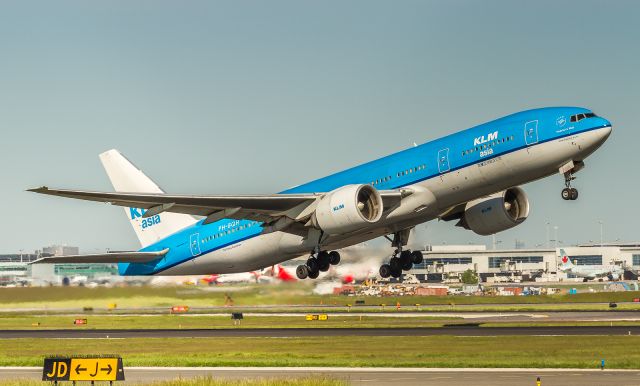 BOEING 777-200LR (PH-BQH)