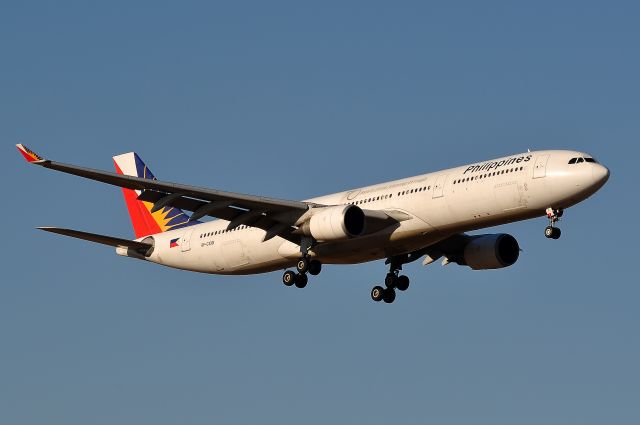 Airbus A330-300 (RP-C3331) - Philippine Airlines flight PR209 from Manila to Melbourne arriving Runway 34. 04/02/2012