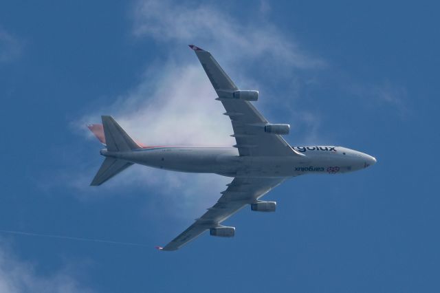 Boeing 747-400 (LX-GCL) - Still about 15 minutes from JFK this Cargolux freighter descends through a small cloud @ 8000', giving a little wingtip vapor.