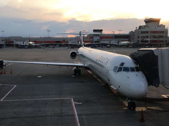 McDonnell Douglas MD-88 (N935DL)