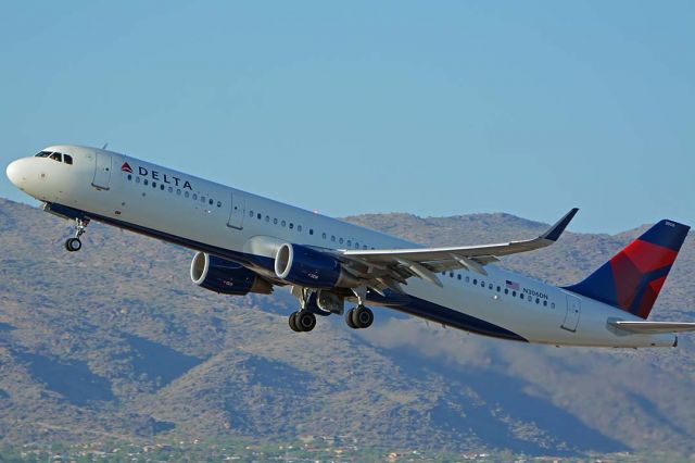 Airbus A321 (N306DN) - Delta Airbus A321-211W N306DN at Phoenix Sky Harbor on August 26, 2018. 