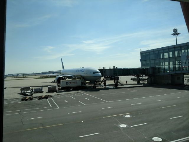 BOEING 777-300ER (N2846U) - Waiting at gate for flight from Beijing Capital to San Francisco