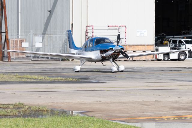 Cirrus SR-22 (VH-ADV)
