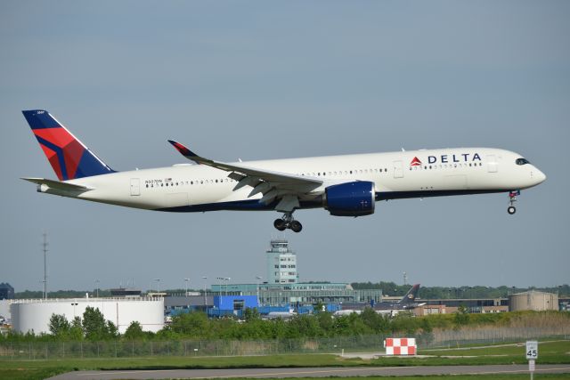 Boeing 787-9 Dreamliner (N507DN) - Landing 22-R on 05-24-18