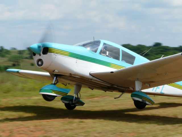 Piper Cherokee (N527FL) - Departing Neils sky ranch after picking up the pilot that flew in N8652A for paint 08-29-09