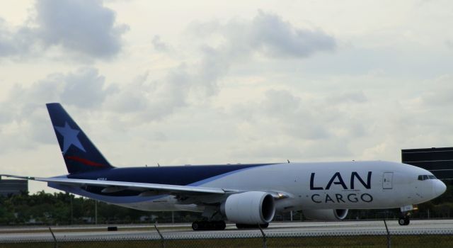 BOEING 777-200LR (N772LA)