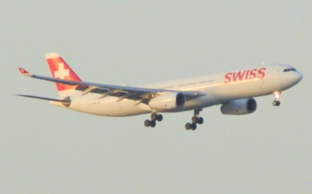 Airbus A330-300 (HB-JHJ)