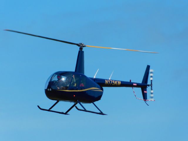 Robinson R-44 (N175KM)