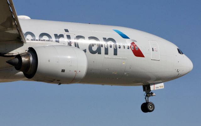 Boeing 777-200 (N753AN)