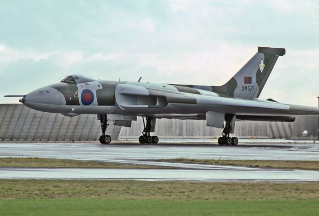 — — - UK - AIR FORCE - AVRO 698 VULCAN K2 - REG XM571 - EDINBURGH RAAF BASE ADELAIDE SA. AUSTRALIA - YPED (7/4/1980)