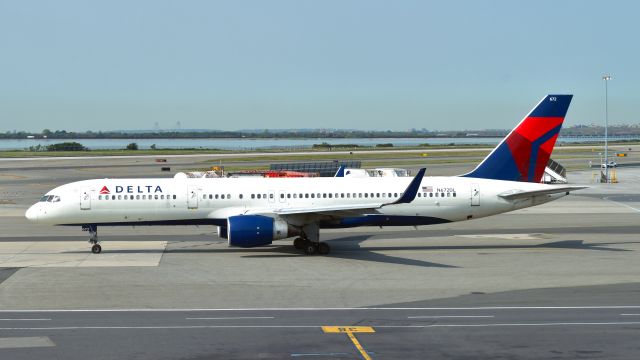 Boeing 757-200 (N672DL) - Delta Air Lines Boeing 757-232(WL) N672DL in New York JFK 