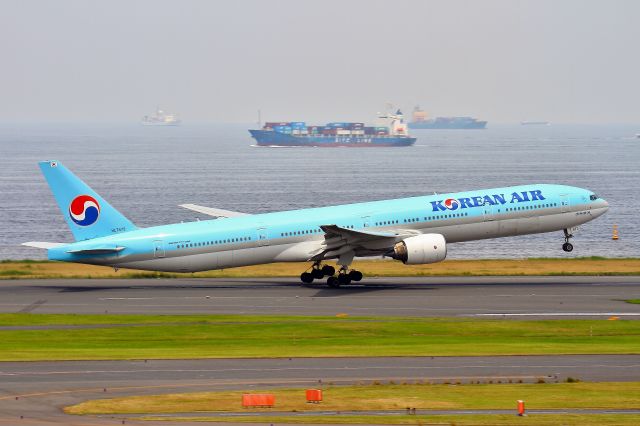 BOEING 777-300 (HL7573)