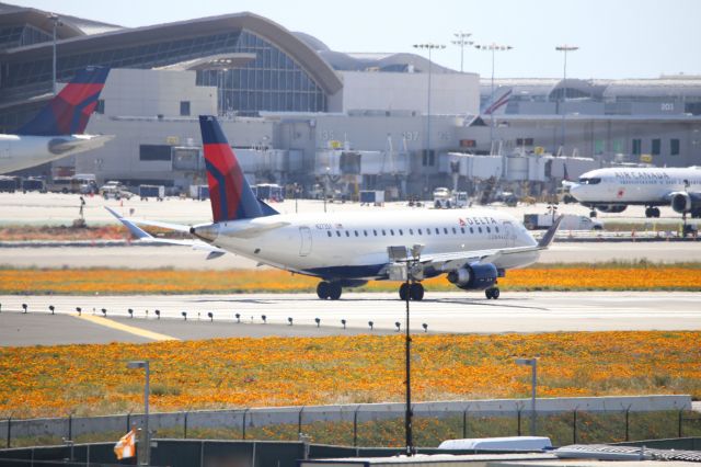 EMBRAER 175 (long wing) (N275SY)