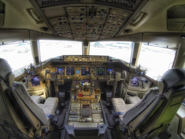 Boeing 777-200 —