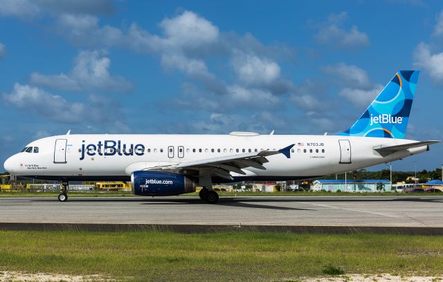Airbus A320 (N703JB)