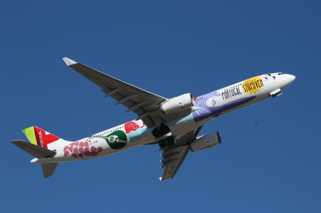 Airbus A330-300 (CS-TOW) - Aeroporto General Humberto Delgado - Lisbon     27-08-2017