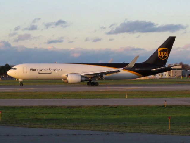 BOEING 767-300 (N337UP) - UPS 767 landing on Runway 28 after a flight from Louisville (KSDF) 