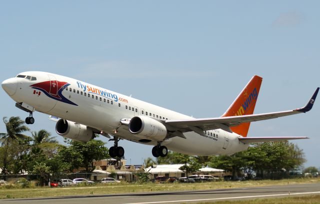 Boeing 737-800 (C-GTVF)