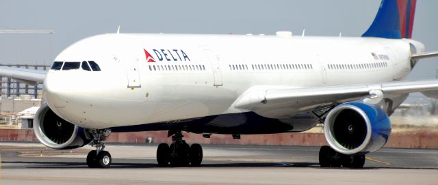 Airbus A330-300 (N819NW) - phoenix sky harbor international airport 14APR21