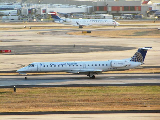 Embraer ERJ-145 (N12564)