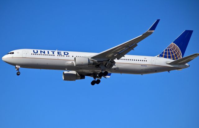 BOEING 767-300 (N661UA)