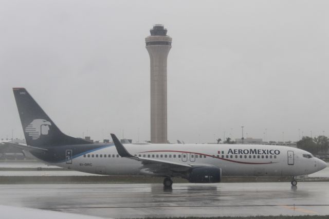Boeing 737-800 (EI-DRC) - under heavy rain