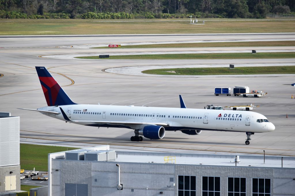 BOEING 757-300 (N585NW)