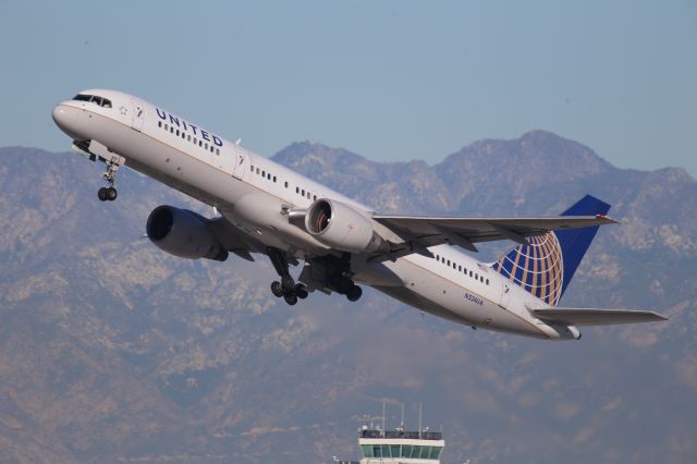 Boeing 757-200 (N524UA)