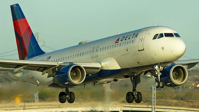 Airbus A320 (N321US) - 22 approach.br /Jan. 2,2021