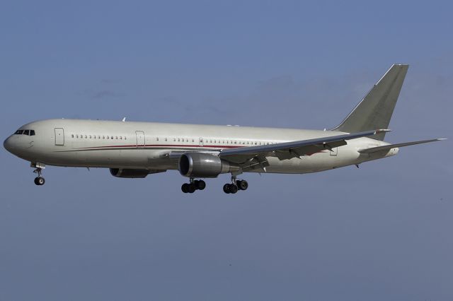 BOEING 767-300 (N423AX)