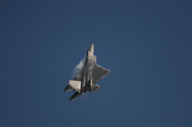 — — - F-22 Oshkosh 2008 - Power Climb