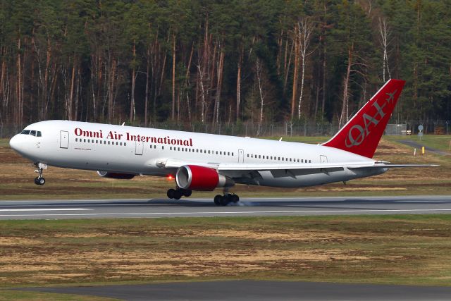BOEING 767-300 (N486AX)
