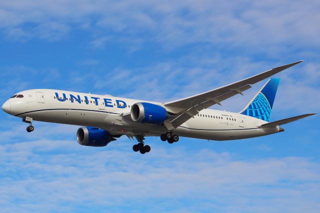 Boeing 787-9 Dreamliner (N29984) - A United B787-9 on final approach into LHR, landing on runway 27R.br /br /Location: Myrtle Ave.br /Date: 19.03.23 (dd/mm/yy),