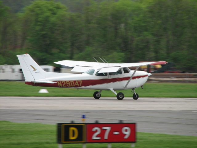 Cessna Skyhawk (N29047) - Landing at the Lock Haven Pancake Breakfast.