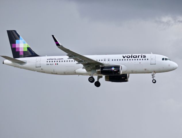 Airbus A320 (XA-VLX)