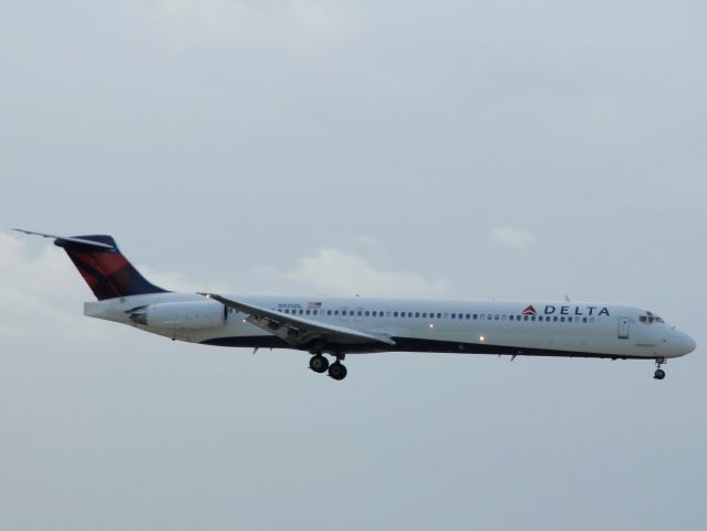 McDonnell Douglas MD-88 (N935DL)