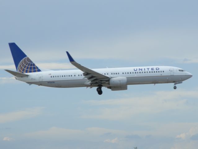 Boeing 737-800 (N75428)